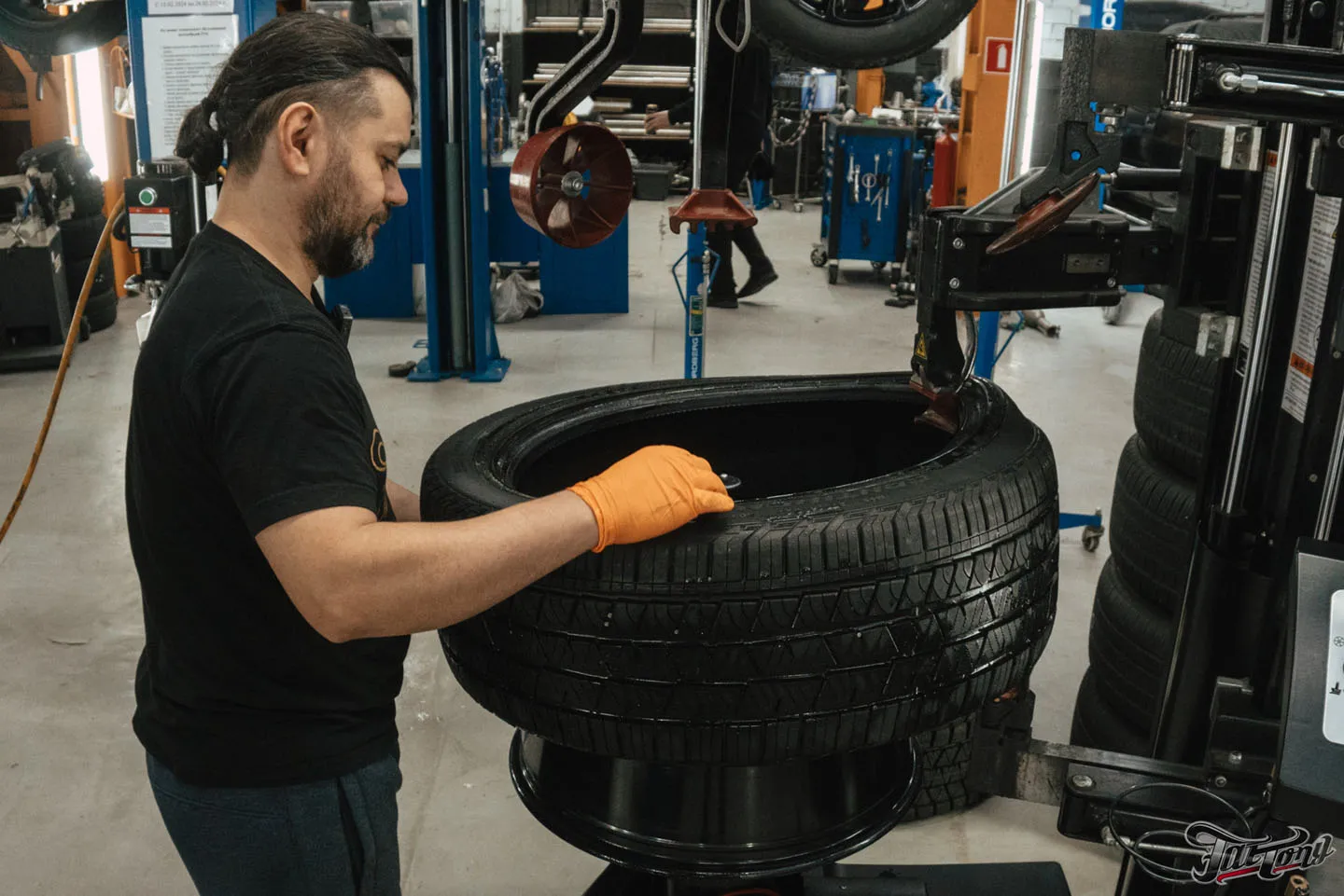 Большой проект по Jeep Grand Cherokee, часть 4: цветные ремни безопасности, фирменный шиномонтаж, комплекс детейлинг-услуг. Выдача автомобиля!